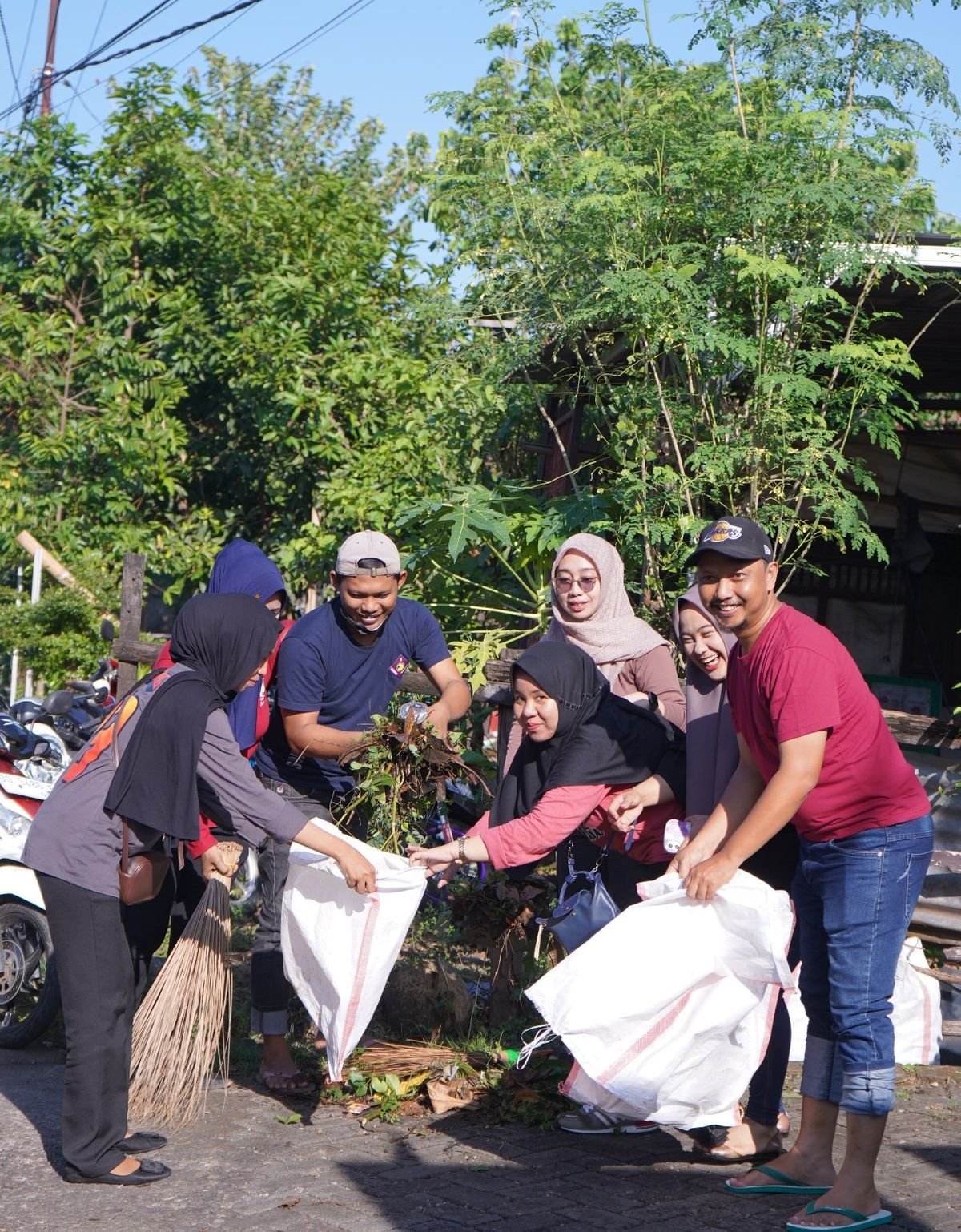 Gotong Royong Bersih Kampung Menyambut HUT RI ke-79